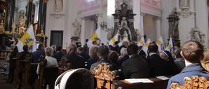 Fahneneinzug beim Festgottesdienst zur Bischofseinführung